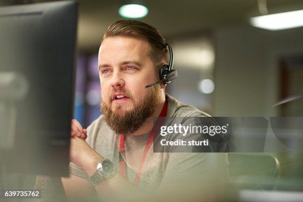 Call handler taking a first notification of loss call.